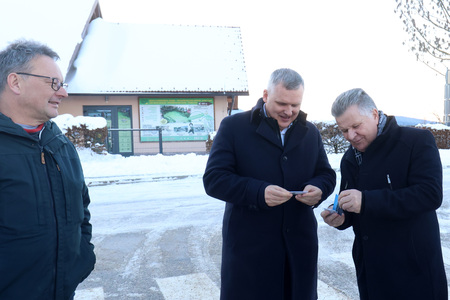 OBISK MINISTRA ZA OKOLJE,PODNEBJE IN ENERGIJO mag BOJANA KUMRA NA CERKNIŠKEM JEZERU 03 FOTO LJUBO VUKELIČ